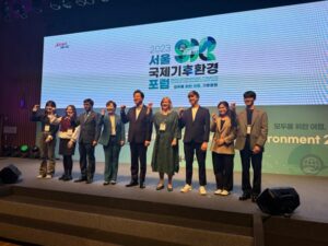 Oh Se-hoon, Mayor of Seoul, poses with the guest speakers of the forum (Source: ICLEI)