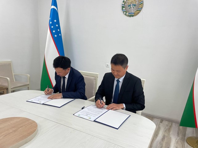 Shu Zhu, ICLEI East Asia Regional Director and Shukhrat Otajonov, Director of NCKIA sign a MoU to boost sustainable cooperation, April 2024