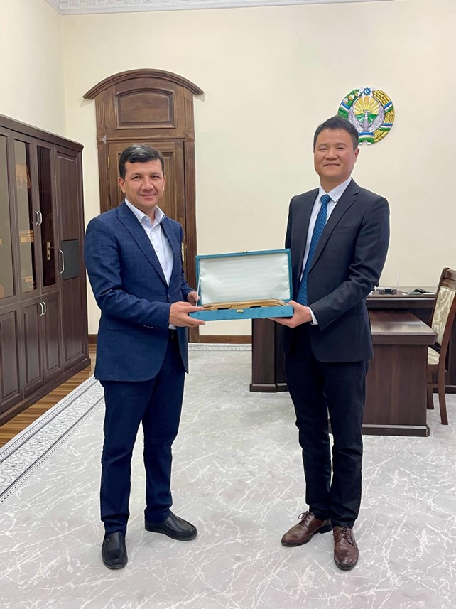 ICLEI East Asia Regional Director Shu Zhu and Samarkand Mayor Umarov Fazliddin exchange gifts, April 2024