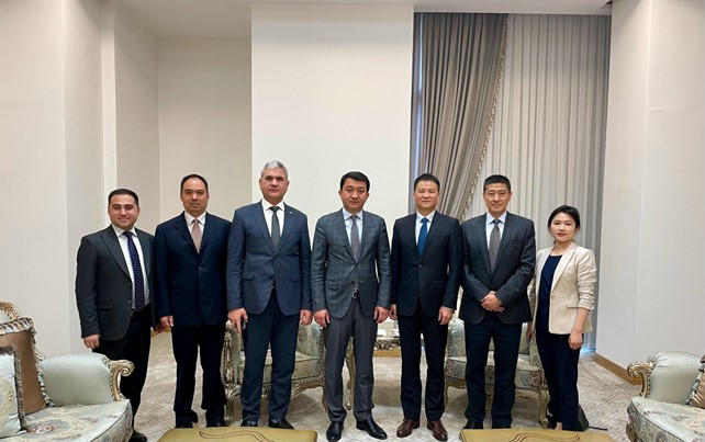 ICLEI delegates meet with Tashkent’s Deputy Mayor, Sharof Rakhmonov, April 2024 