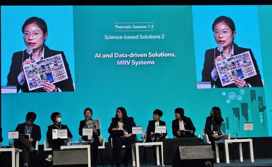 Zhuyun XIAO, Senior Planner and Senior Engineer of Chengdu Planning and Design Institute, delivered a speech at the symposium on "Artificial Intelligence and Data-Driven Solutions, MRV System". 